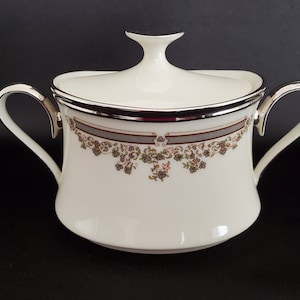Lenox/Lace Point/Superior Porcelain/Creamware/Platinum Trim/Sugar Bowl & Lid