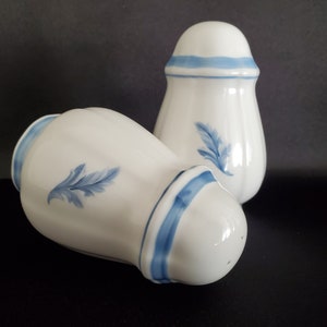 Casa Azul/Country Collection/Villeroy Boch/Superior Porcelain/Germany/Footed Shakers/Salt & Pepper Shaker Set