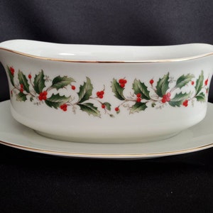 Holly/Royal Gallery/Fine China/All The Trimmings/Holly & Berries/Gravyboat with Attached Underplate