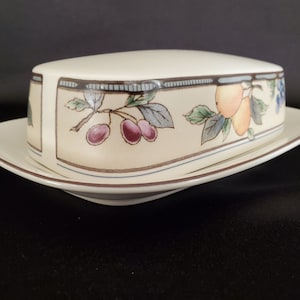 Mikasa/Garden Harvest/Intaglio/Fruit Motif/Earthenware/Butter Dish/1/4lb Covered Butter