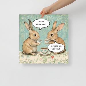¿Te apetece un té? ¿De hierbas o de palabras? Póster mate con calidad de museo / Arte original y sarcástico - Conejos caprichosos - Un regalo ideal para decorar la pared.