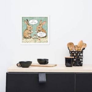 Vuoi un po' di tè, a base di erbe o verbale? - Poster incorniciato - Whimsical Frogs - Arte originale - Ottimo regalo