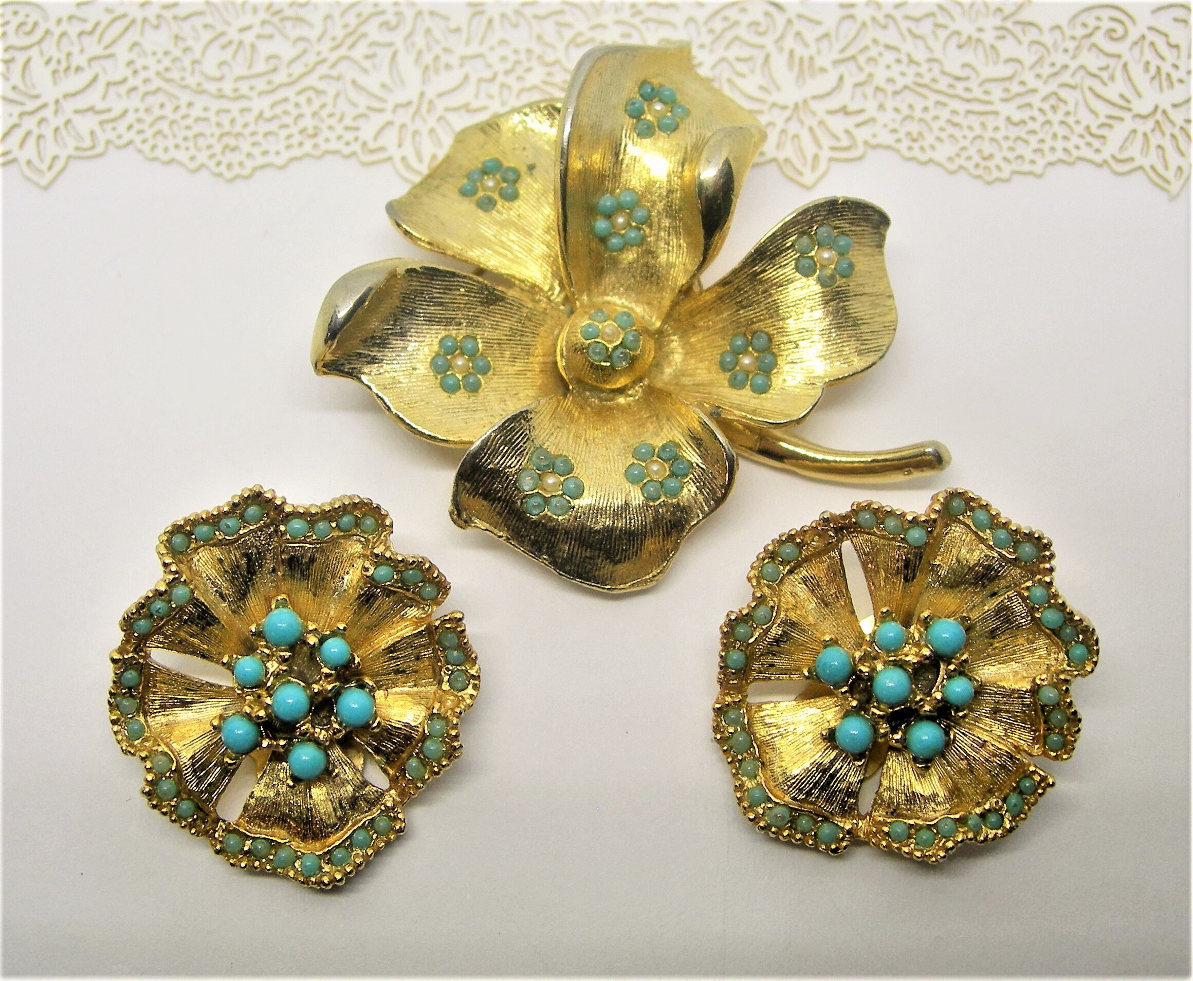 Boucles D'Oreilles Clips Vintage Signées A. Brique Paris - Dorées - Parure Avec Broche ?