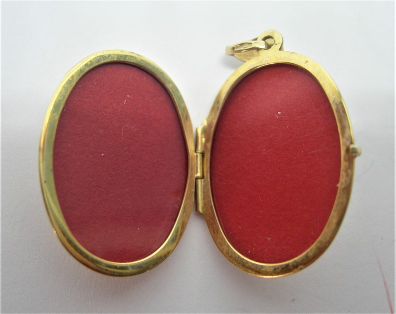 A locket pendant 9 carat gold