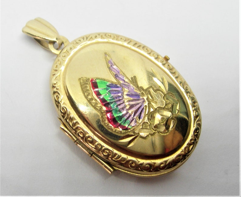 A locket pendant 9 carat gold