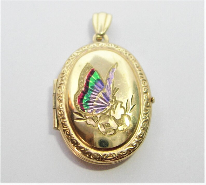 A locket pendant 9 carat gold