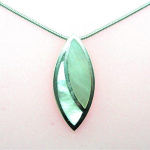Pingente de prata com design artístico e madrepérola