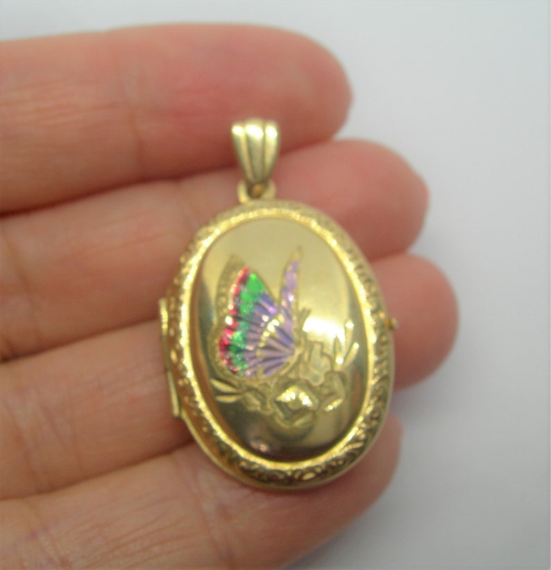 A locket pendant 9 carat gold