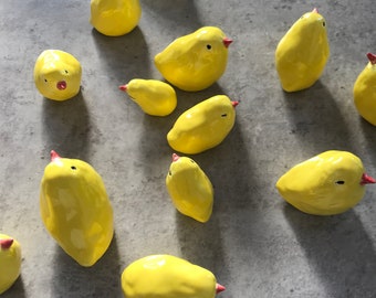 Handgemachte Steingut Osterküken - Bunt glasiertes Dekor