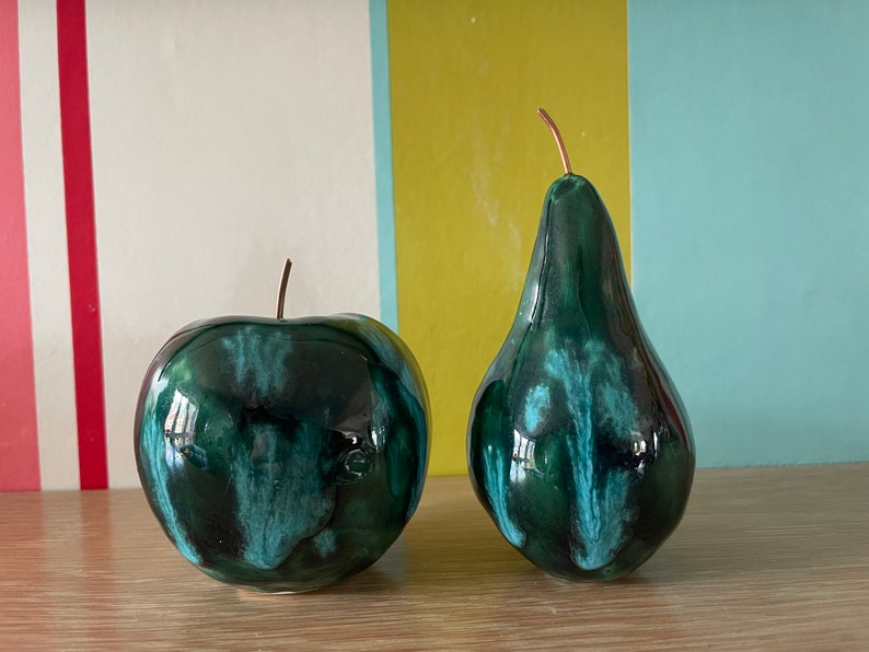 Pera de cerámica hecha a mano con tallo de cobre verde esmeralda