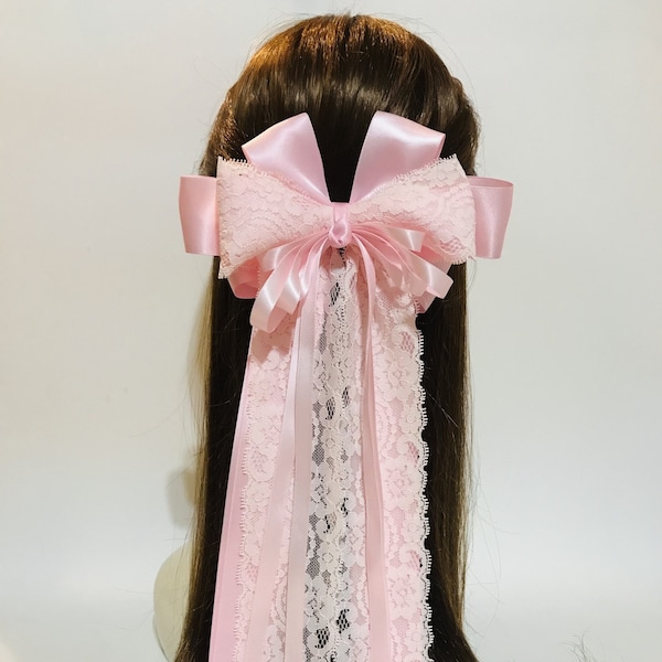 Grand nœud pour cheveux en dentelle avec ruban de satin rose layette / rose clair avec longues queues de ruban et barrette française