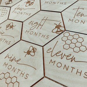 Tarjetas de hitos mensuales para bebés / Decoración de guardería con abejas / Accesorios fotográficos para bebés / Letreros personalizados para bebés / Marcadores de hitos de madera