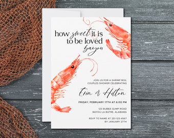 Peut inclure: Invitation à une fête prénuptiale pour couples avec un thème de bouillabaisse de crevettes et des illustrations aquarellées de crevettes rouges. L'invitation indique "How sweet it is to be loved Bayou" et comprend les noms du couple, la date, l'heure, le lieu et les informations RSVP.