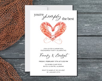 Könnte beinhalten: Eine weiße Einladungskarte mit einer Aquarell-Illustration von zwei Garnelen, die ein Herz bilden. Der Text lautet "you're shrimply the best" und enthält Details für eine Garnelen-Kochparty zur Verlobung von Franky & Bridget.