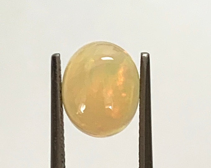 Natural yellow opal, oval cabochon mm.11,14x9,06, h.mm. 4,71, cts.2,31
