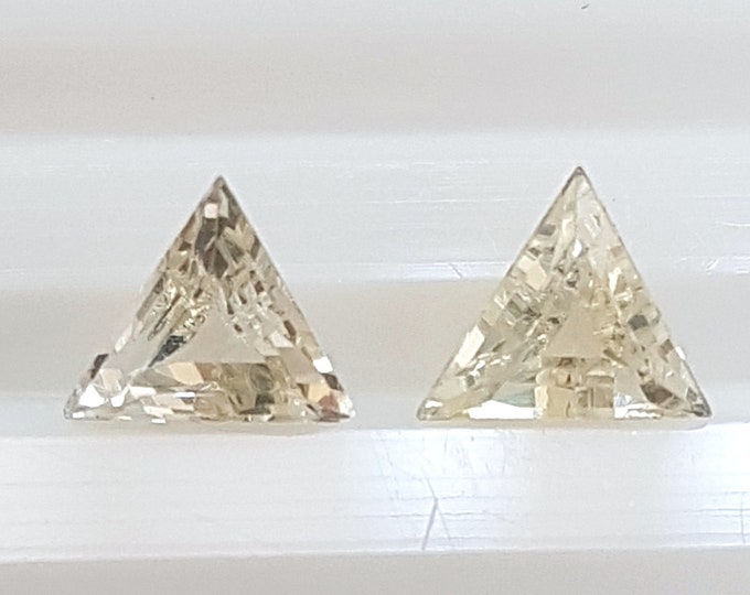 Couple of natural yellow sapphire, trillion/triangle mm.4,54x4,54x4,54, h. mm.2,41, cts.0,64