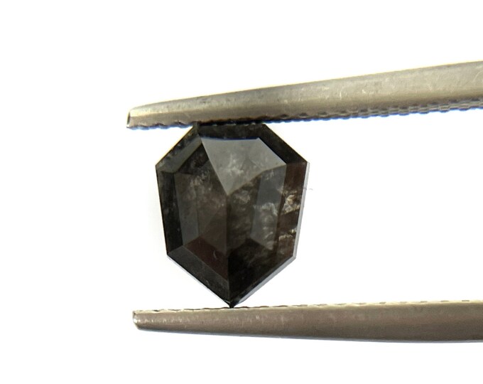 Natural grey diamond, faceted heptagon mm.8,09x6,80, h. mm.3,13, weight cts.1,52