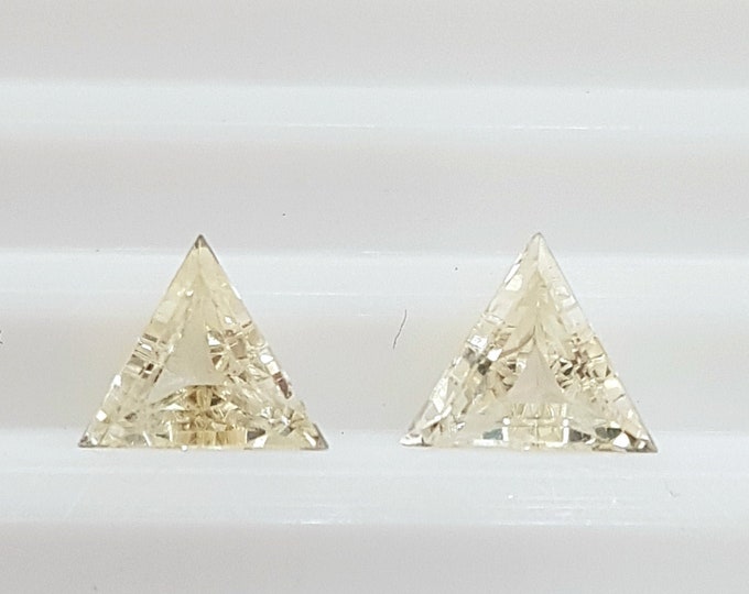 Couple of natural yellow sapphire, trillion/triangle mm.6,10x6,10x6,10, h.mm. 3,09, weight cts.1,57