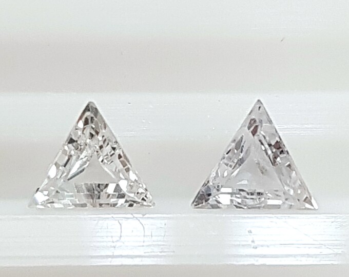 Couple of natural white sapphire, trillion/triangle mm.4,52x4,52x4,52, h.mm.2,27, weight cts.0,61