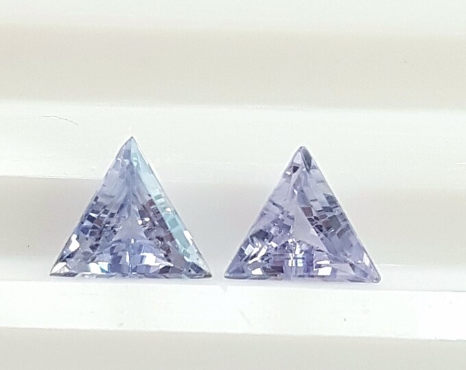 Couple of natural purple sapphire, faceted trillion/triangle mm.5,11x5,11x5,11, h.mm.2,68, weight cts.0,98