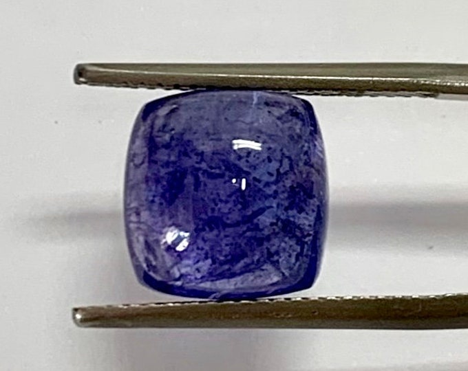 Natural Tanzanite, cabochon cushion 10,70x10,40 mm, h.mm.6,94, cts.6,94