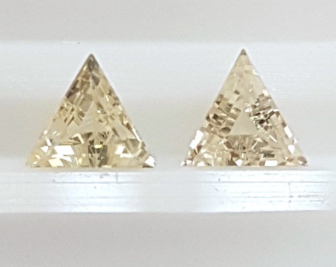 Couple of natural yellow sapphire, faceted trillion/triangle, mm.4,46x4,46x4,46, h.mm.2,37, weight cts.0,60