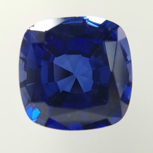 Almofada safira azul royal cultivada em laboratório 10x10 mm., peso médio ct.5,56
