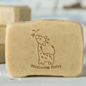 Timbre de savon acrylique girafe-Timbre à biscuits en acrylique- Cadeau de fête de bébé-Timbre de savon de douche de bébé