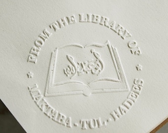 Personalisierter Prägestempel,Aus der Bibliothek der Prägung,Notar Siegel Prägung,Bibliotheksstempel,Buchprägung,Hand gehaltene Prägung