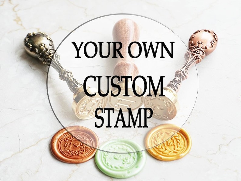 Puede incluir: Primer plano de tres sellos de lacre de estilo vintage con mangos ornamentados. Los sellos est&aacute;n dispuestos en un c&iacute;rculo alrededor de las palabras "YOUR OWN CUSTOM STAMP".