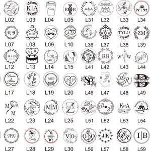Puede incluir: Una hoja de 60 sellos de cera redondos en blanco y negro con varios dise&ntilde;os. Los dise&ntilde;os incluyen iniciales, corazones, flores, animales y otros s&iacute;mbolos. Cada sello est&aacute; etiquetado con una letra y un n&uacute;mero, como L01, L02, L03, etc.