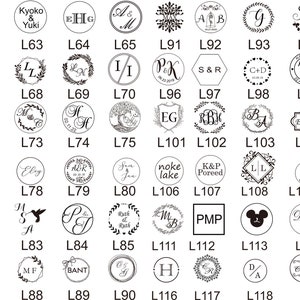 Puede incluir: Una cuadr&iacute;cula de 120 sellos de cera negros y blancos con varios dise&ntilde;os y letras. Los sellos est&aacute;n dispuestos en 12 filas de 10 sellos cada una. Cada sello tiene un dise&ntilde;o &uacute;nico, incluyendo iniciales, nombres, fechas y s&iacute;mbolos. Los sellos est&aacute;n etiquetados con los n&uacute;meros L61 a L120.