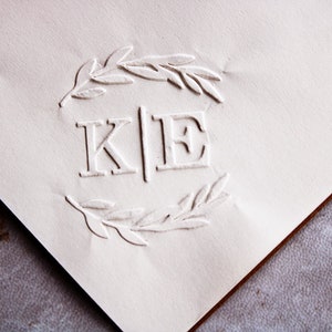 Personalisiertes Hochzeitsmonogramm mit Olivenprägung, Personalisiertes Monogramm Prägung, Hochzeitseinladung, Hochzeitseinladung,