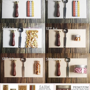 Puede incluir: Seis juegos de sellos de cera con ceras de diferentes colores. Cada juego incluye un sello con mango de madera, una cuchara de metal y un frasco o bolsa de cera. Los colores de la cera son dorado, rojo, plateado, transparente y rosa. La imagen tambi&eacute;n incluye una nota que dice "Por favor, dime el color de la cera en la nota".
