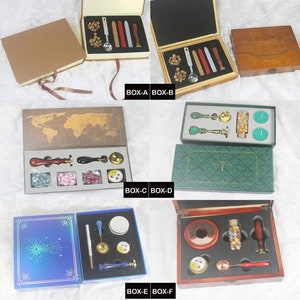 Puede incluir: Seis cajas diferentes que contienen varios kits de sellos de cera. Cada caja tiene un color y un dise&ntilde;o diferente. Las cajas contienen barras de cera, cera para sellar, cucharas y sellos.
