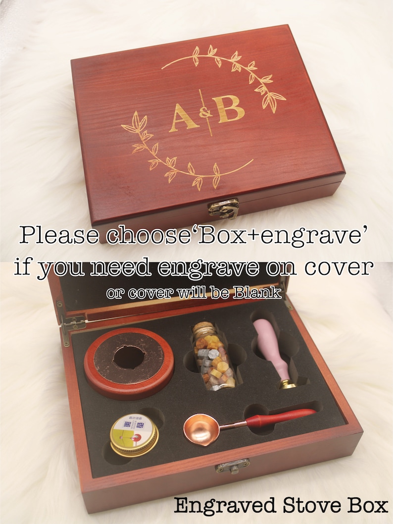 Puede incluir: Una caja de madera con tapa con bisagras, grabada con las letras "A&B" en fuente dorada. La caja est&aacute; abierta, revelando un juego de suministros para sellos de cera, que incluyen una cuchara para derretir cera, un frasco de cuentas de cera, un sello de cera y un peque&ntilde;o frasco de cera para sellar.