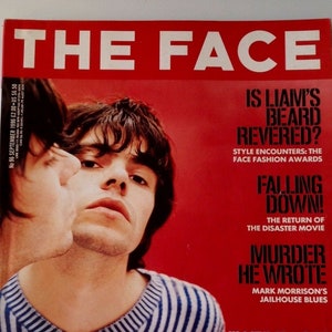 Puede incluir: La portada de la revista The Face con una foto de un hombre con una camisa a rayas. El texto de la portada dice "Is Liam's Beard Revered?" y "Charlatans".