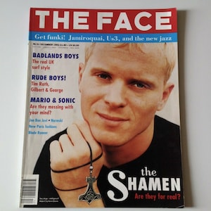 Puede incluir: La portada de la revista The Face con un hombre de pelo rubio que lleva una camisa negra y un collar plateado con un colgante. El texto de la portada de la revista dice "The Face" y "Get funki! Jamiroquai, Us3, and the new jazz".