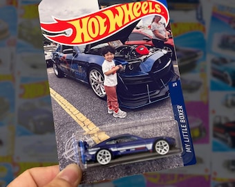 パーソナライズされたおもちゃの車スタイルの誕生日ブリスターパック、カスタムホットウィールパッケージ/カード（車付き）| カスタム写真の背景