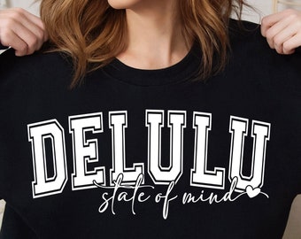 Stato d'animo di Delulu SVG PNG svg alla moda, svg sarcastico, svg universitario, png svg divertente, nella mia era di Delulu svg, png, taglio sublimatico di Stay Delulu