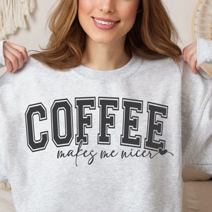 Kaffee macht mich schöner SVG, Kaffee Varsity SVG Png, Kaffee Shirt SVG, Kaffee Liebhaber SVG, Jersey Schrift SVG, Kaffee Süchtig