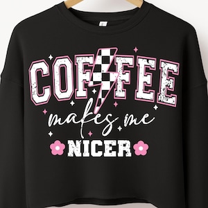 Kaffee macht mich schöner SVG, Kaffee Varsity SVG Png, Kaffee Shirt SVG, Kaffee Liebhaber SVG, Jersey Schrift SVG, Kaffee Süchtig