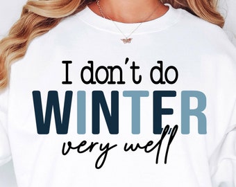 Puede incluir: Sudadera blanca con el texto "I don't do WINTER very well" en letras negras y azules.