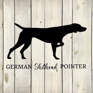 Pode incluir: Silhueta preta de um Braco Alemão de Pelo Curto em pé sobre um fundo de madeira. O texto "GERMAN Shitheah POINTER" está abaixo do cão.