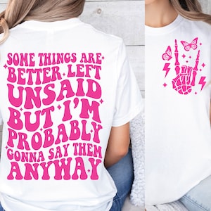 Puede incluir: Camiseta blanca con texto rosa que dice "Algunas cosas es mejor dejarlas sin decir, pero probablemente las diga de todos modos".