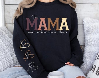 Diese Mama trägt ihr Herz auf ihrem Ärmel SVG PNG benutzerdefinierte Mama svg, Kindernamen, Muttertagsgeschenk, Mama svg PNG Geschenk für Sie, Mom Life, Geburtstag