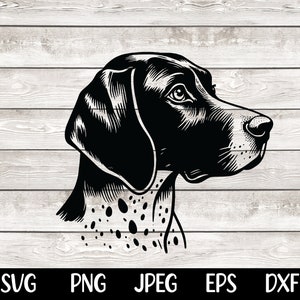 Puede incluir: Ilustración en blanco y negro de la cabeza de un perro de perfil, con un hocico largo y orejas caídas. El perro tiene un cuello manchado, sobre un fondo claro de vetas de madera. El texto "SVG PNG JPEG EPS DXF" está en la parte inferior.