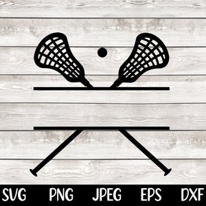 Op de afbeelding: Zwart-witte silhouet van twee lacrosse-sticks die elkaar kruisen met een bal in het midden. De sticks zijn gekruist over een horizontale lijn, waardoor er ruimte is voor tekst.