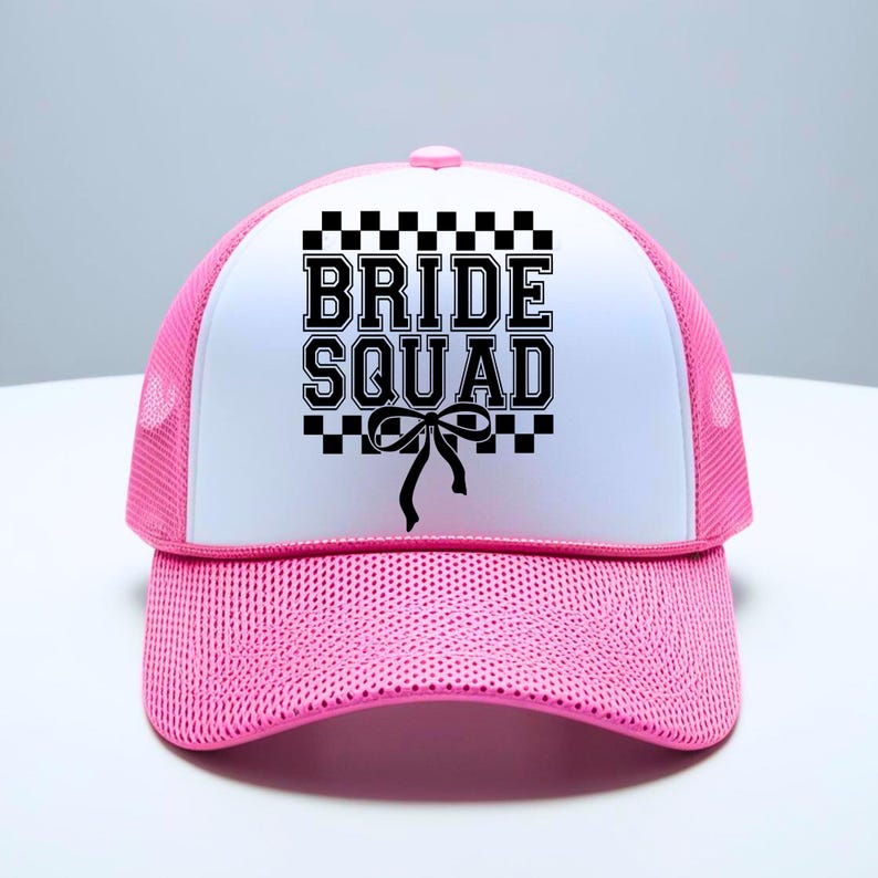 Puede incluir: Gorra de camionero rosa y blanca con el texto "BRIDE SQUAD" en letras negras. La gorra tiene una parte trasera de malla rosa y un panel frontal blanco con un lazo negro.