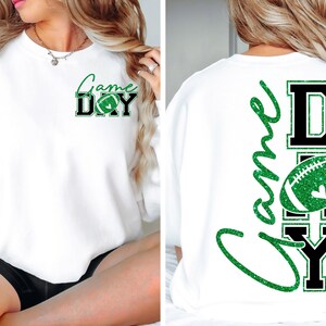 K&ouml;nnte beinhalten: Wei&szlig;es Sweatshirt mit dem Text "Game Day" in Gr&uuml;n und Schwarz, mit einer Football-Grafik. Das Design befindet sich auf der Vorder- und R&uuml;ckseite des Sweatshirts. Ein l&auml;ssiges, sportliches Kleidungsst&uuml;ck.